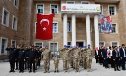 Küçük kız kolluk kuvvetleriyle selam durdu