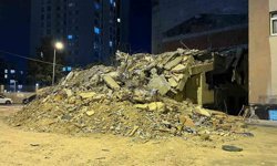 Küçükçekmece'de kentsel dönüşümdeki bina tek darbeyle yıkıldı