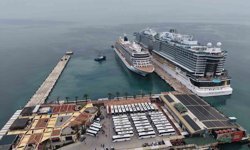 Kuşadası'na 2 kruvaziyer 5 bin 297 turist getirdi
