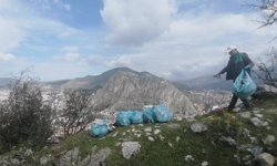 Kuşkonmaz için çıktığı dağda 6 torba çöp topladı