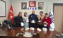 Kütahyalı kadınlar ördükleri bereleri AFAD'a teslim etti