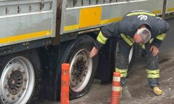 Lastiği patlayan tır yanmaktan son anda kurtarıldı