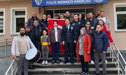 Mahalle sakinlerinden polislere sürpriz kutlama