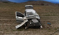 Malatya'da aydınlatma direğine çarpan araç takla attı: 3 yaralı