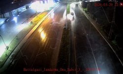 Malatya'da kontrolden çıkan araç refüje çarptı