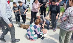 Manevra yapan öğrenci servisi görme engelli yayaya çarptı, eşi gözyaşlarına boğuldu