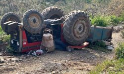 Manisa'da traktör devrildi: 3 ölü