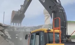 Maraş depremlerinde ağır hasar alan cami yıkıldı