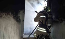 Mardin'de müstakil evin damındaki kulübede çıkan yangın söndürüldü