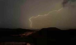 Mardin'de şimşek ve yıldırım görsel şölen oluşturdu