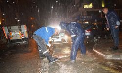 Marmaris'te belediye ekiplerinden gece boyunca 'sağanak ve fırtına' mesaisi