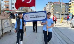Marşlar eşliğinde mahalleyi turladılar