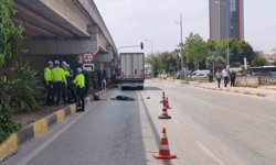 Mendil sattığı ışıkta tırın altında kalan yaşlı katdın öldü, kaza anı güvenlik kamerasında