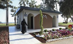 Mersin'de sahil bandına modern mescit