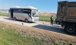 Midibüsün kamyona arkadan çarptığı kazada 3 kişi yaralandı