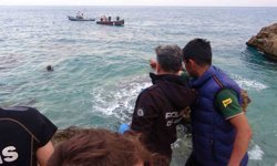 Montuyla ayakkabısını çıkarıp kot ve atletle denize giren genç boğuldu