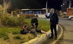 Motosiklet otomobile ok gibi saplandı: Kaza anı kamerada