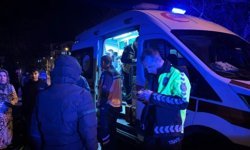 Motosiklet traktörün altında kaldı, sürücüsü araçtan atlayarak kurtuldu