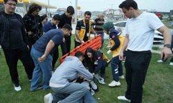 Motosiklete çarpan hafif ticari araç takla attı: Yaralı sürücünün yardımına vatandaşlar koştu