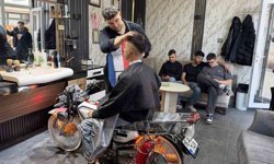 Motosikleti berber koltuğuna dönüştürdü, gençler sıraya girdi