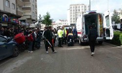 Motosikletin yayalara çarptığı kaza kamerada: Baba ve bebeği yaralandı