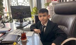 Müdür koltuğuna oturan küçük çocuk ilk talimatıyla arkadaşlarını sevindirdi