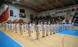 Muş'ta 300 karateciden öğretmenlerine anlamlı sürpriz