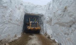 Nisan ayında 6 metreyi bulan karda yol açma çalışması