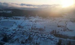 Nisan yağan kar mahalleyi beyaz örtü ile kapladı