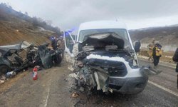 Öğretmenleri taşıyan servis ile otomobil çarpıştı: 1 ölü, 2'si ağır 10 yaralı