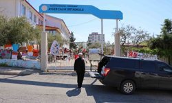 Okuldaki saldırıdan kurtulan öğrenci annesiyle okula gelip eşyalarını aldı