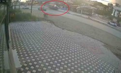 Orta refüje çarpan hafriyat kamyonunun devrildiği anlar kamerada