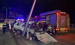 Otomobil aydınlatma direğine çarptı: 1'i ağır, 2 yaralı