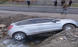 Otomobil kanala düştü: 2 yaralı