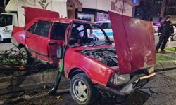 Otomobilin çarptığı ağaç karşı şeritteki aracın üzerine devrildi: 1 yaralı