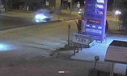 Otomobille çarpışan motosikletteki 2 kişi metrelerce havaya uçtu