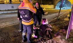 Otomobille çarpışan motosikletteki çift yaralandı