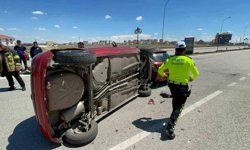 Park halindeki araca çarpan otomobilin devrildiği anlar kameraya yansıdı: 1 yaralı