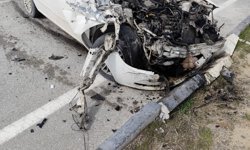 Park halindeki kamyonete çarpan otomobil hurdaya döndü: 1 yaralı