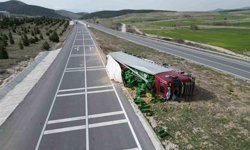 Patates yüklü tır devrildiği kazada 3 kişi yaralandı