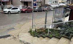 Patlayan su borusu nedeniyle her çamur içinde kaldı