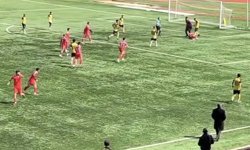 Penaltı golü sonrası çıkan arbedede futbolcunun elmacık kemiği kırıldı