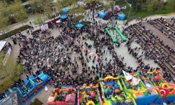 Pendik'te 23 Nisan coşkusunun yaşandığı çocuk şenliği havadan görüntülendi