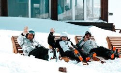 Plaj kenarı değil Palandöken'in zirvesin şezlong keyfi