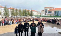 Polis abilerini çoşku ve sevinçle karşıladılar