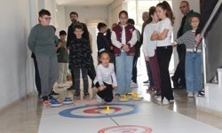 Polis çocukları floor curling turnuvasında yarıştı