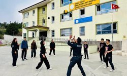 Polis, öğrencilerin voleybol heyecanına ortak oldu