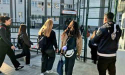 Polis okul önlerinde kuş uçurtmuyor