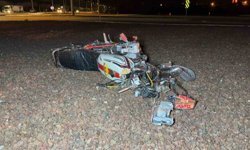 Refüje çarpıp parçalanan motosiklette 2 kişi yaralandı