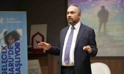 Rektör Akkaya lise öğrencilerine etkili dinleme yöntemlerini anlattı